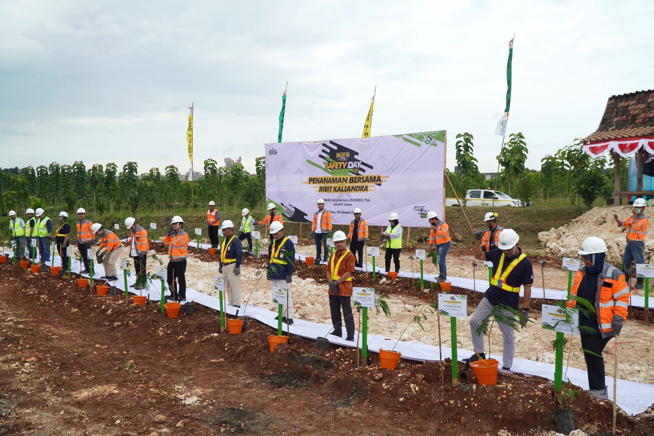 Untuk Bahan Bakar Alternatif, SIG Tanam Pohon Kaliandra Merah di Sumbar dan Jatim