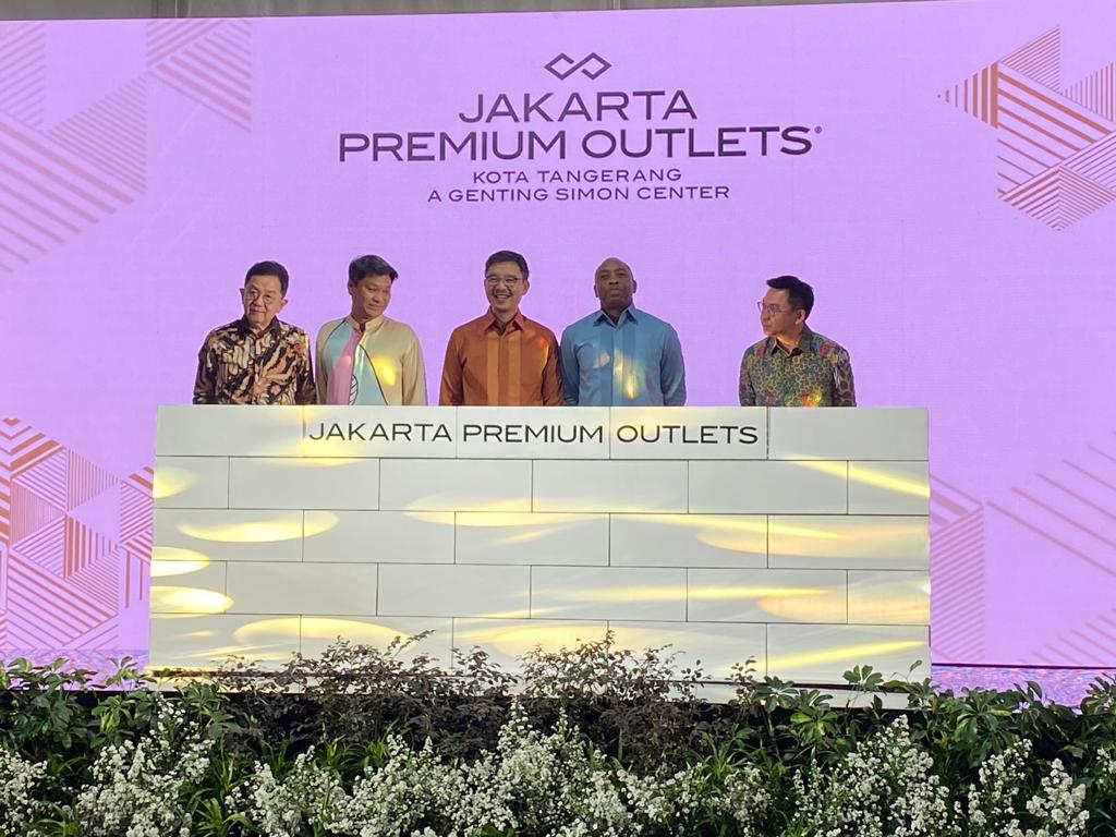 Kiri-Kanan: Dato Justin Leong - Director, Simon Genting Private Limited Mr Jean Marie Pin Harry - President and Chief Operating Officer, Simon Genting Group of Companies Mr Uchenna Akujuo - Vice President of International Development & Finance, Simon Property Group. dok. ist. Simon Genting Private Limited Resmi Bangun Jakarta Premium Outlets® di Barat Jakarta