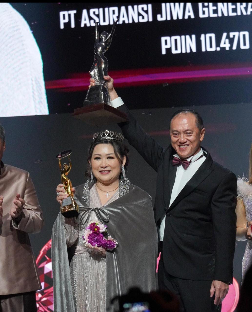 Agen Generali Indonesia, Thio Siu Lie memenangkan Top Agent of The Year 2022. Penghargaan disampaikan oleh Budi Tampubolon (Ketua Dewan Pengurus Asosiasi Asuransi Jiwa Indonesia), didampingi Edy Tuhirman (CEO Generali Indonesia), dalam acara Top Agent Award Asosiasi Asuransi Jiwa Indonesia ke-36. dok. ist. Agen Generali Indonesia Thio Siu Lie Memenangkan Top Agent of The Year 2022