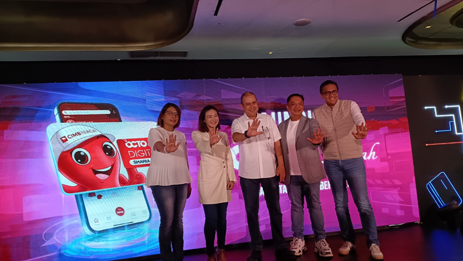 Luncurkan OCTO Card Syariah, CIMB Niaga Syariah dapat Penghargaan dari MURI