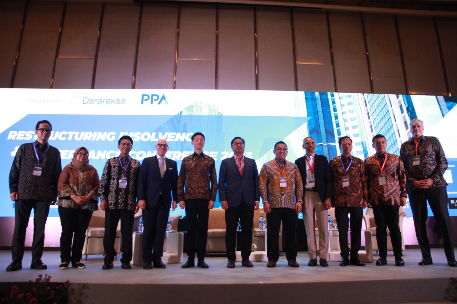 Sekertaris Kementerian BUMN, Deputi Hukum & Perundang - undangan Kemenneg BUMN, Robertus Bilitea, Direktur Utama PT Danareksa (Persero), Yadi Jaya Ruchandi, Rabin Hattari, plakat dari Direktur Utama PT Danareksa (Persero), Yadi Jaya Ruchandi, acara Restructuring Insolvency & Governance Conference 2023, Restructuring Insolvency & Governance Conference 2023, Perkuat UU Kepailitan dan PKPU