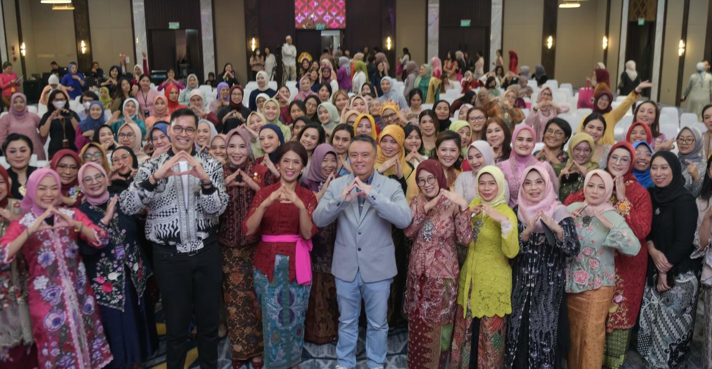 Direktur Asset Management PT Bank Tabungan Negara (Persero) Tbk sekaligus pembina Srikandi BTN Elisabeth Novie Riswanti (kiri) dan Kepala Kanwil II Bank BTN sekaligus sebagai Ketua Srikandi BTN, Iriska Dewayani (kanan) menyaksikan penyerahan plakat dari Wakil Direktur Utama Bank BTN, Oni Febriarto Rahardjo (kedua dari kiri) kepada dr Boy Abidin Sp.OG (kedua dari kanan) usai talkshow Cervix Cancer Awareness pada acara peringatan hari Ibu di Bank BTN, Jumat (22/12). Srikandi BTN Serukan Kesadaran Kesehatan atas Kanker Serviks