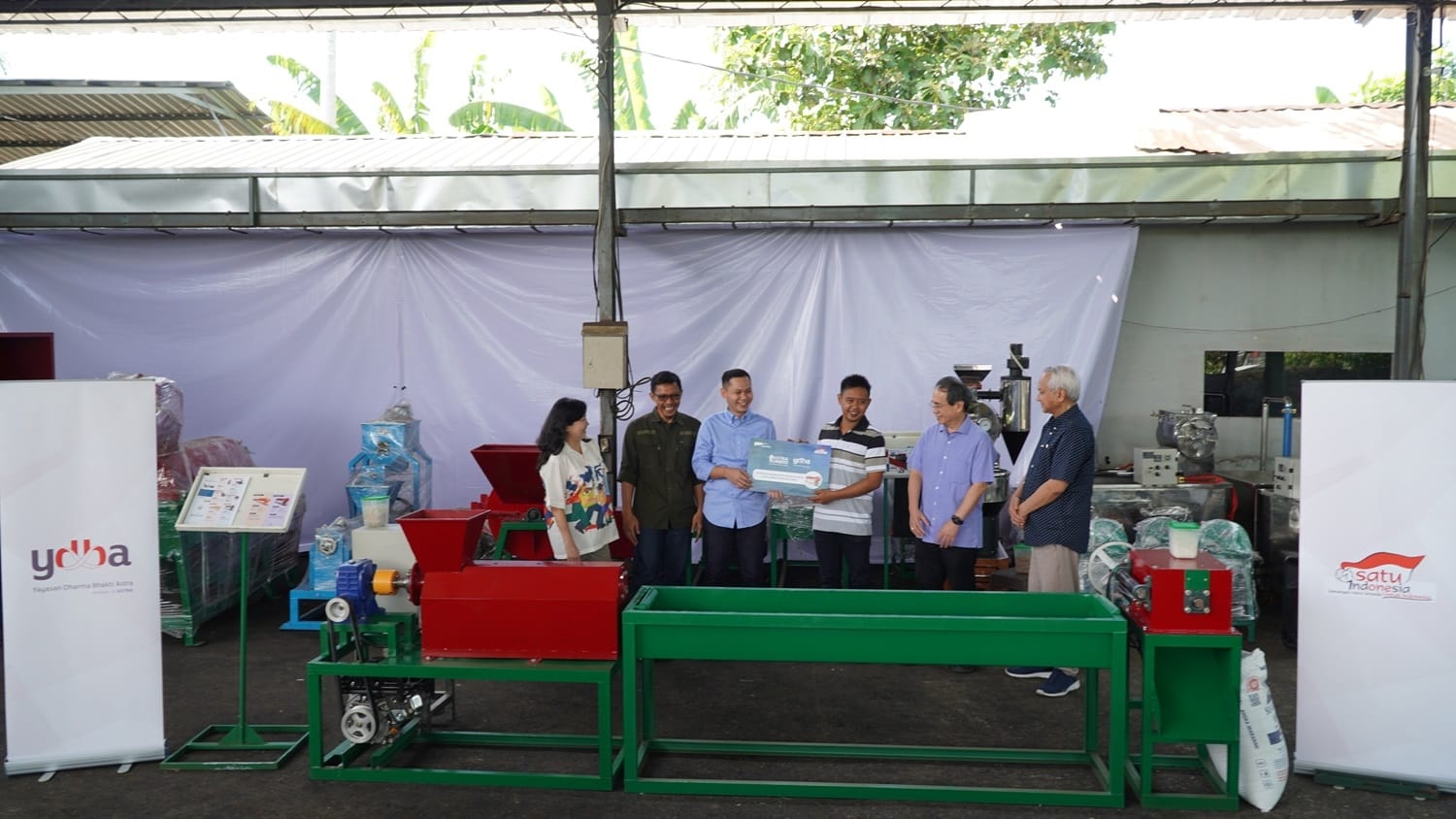 Perkuat Pengolahan Limbah, Astra Runners Serahkan Mesin Pencetak Biji Plastik ke UMKM YDBA