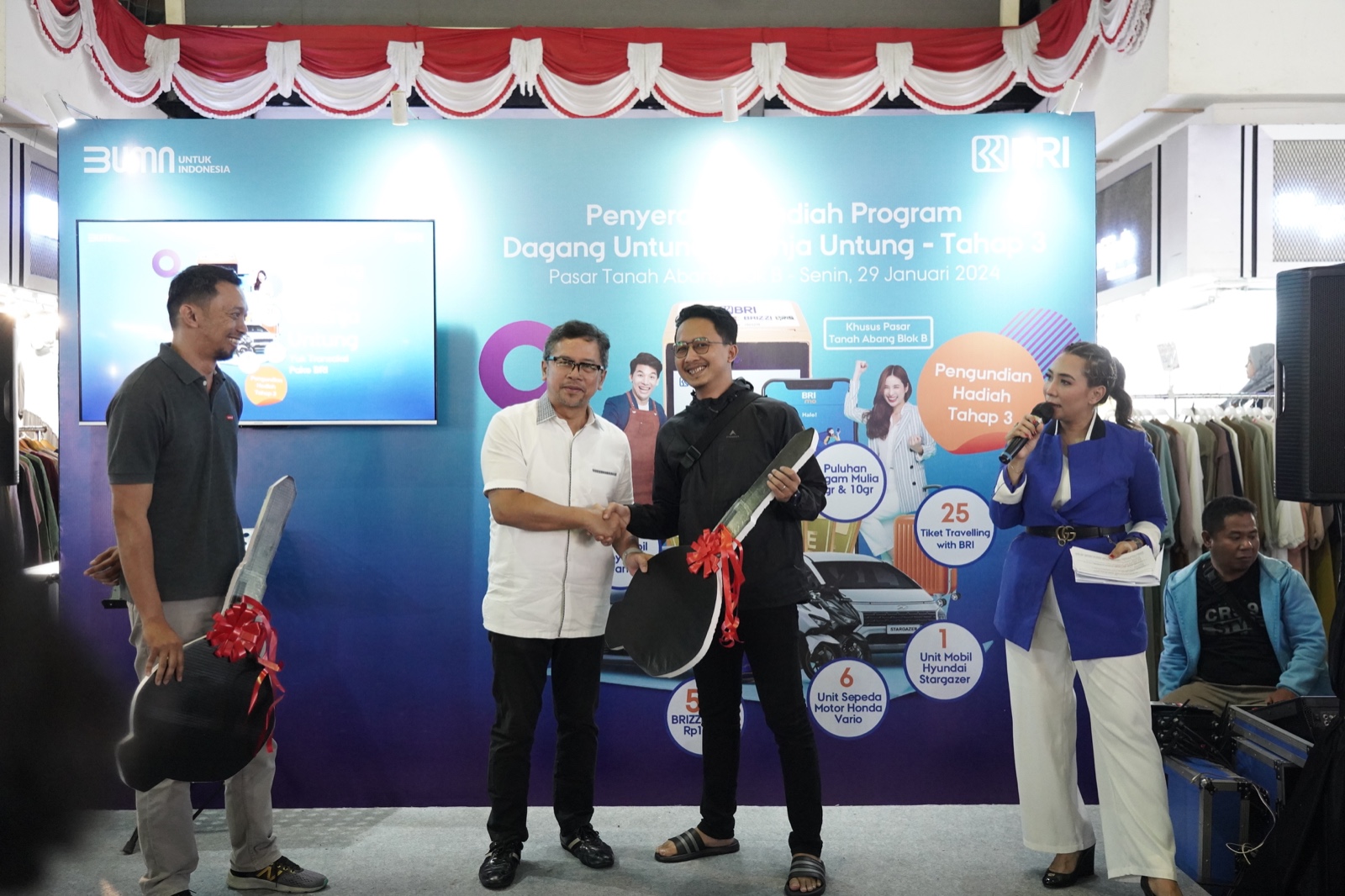 Dorong Peningkatan Omzet UMKM, BRI Bagikan Hadiah Undian Promo di Pasar Tanah Abang