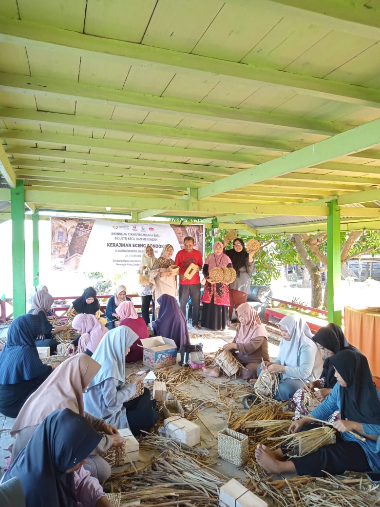 Binaan BRI Ini Ubah Eceng Gondok jadi Anyaman Bernilai