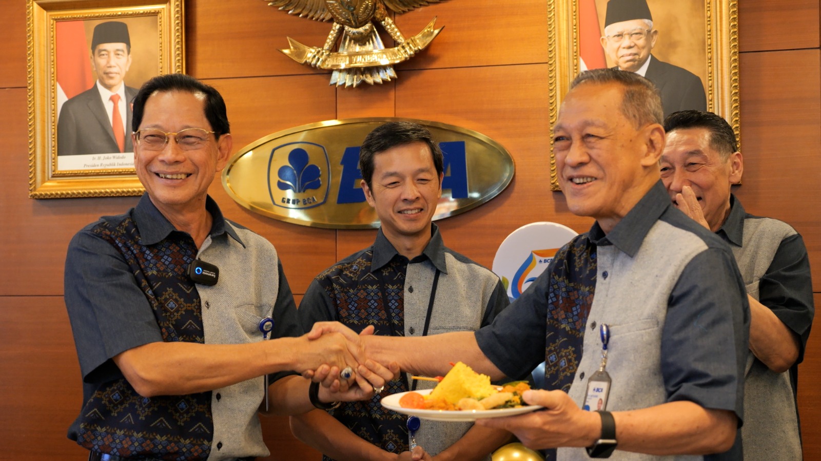 Rayakan HUT ke-67, BCA Produksi Seragam Berbahan Daur Ulang