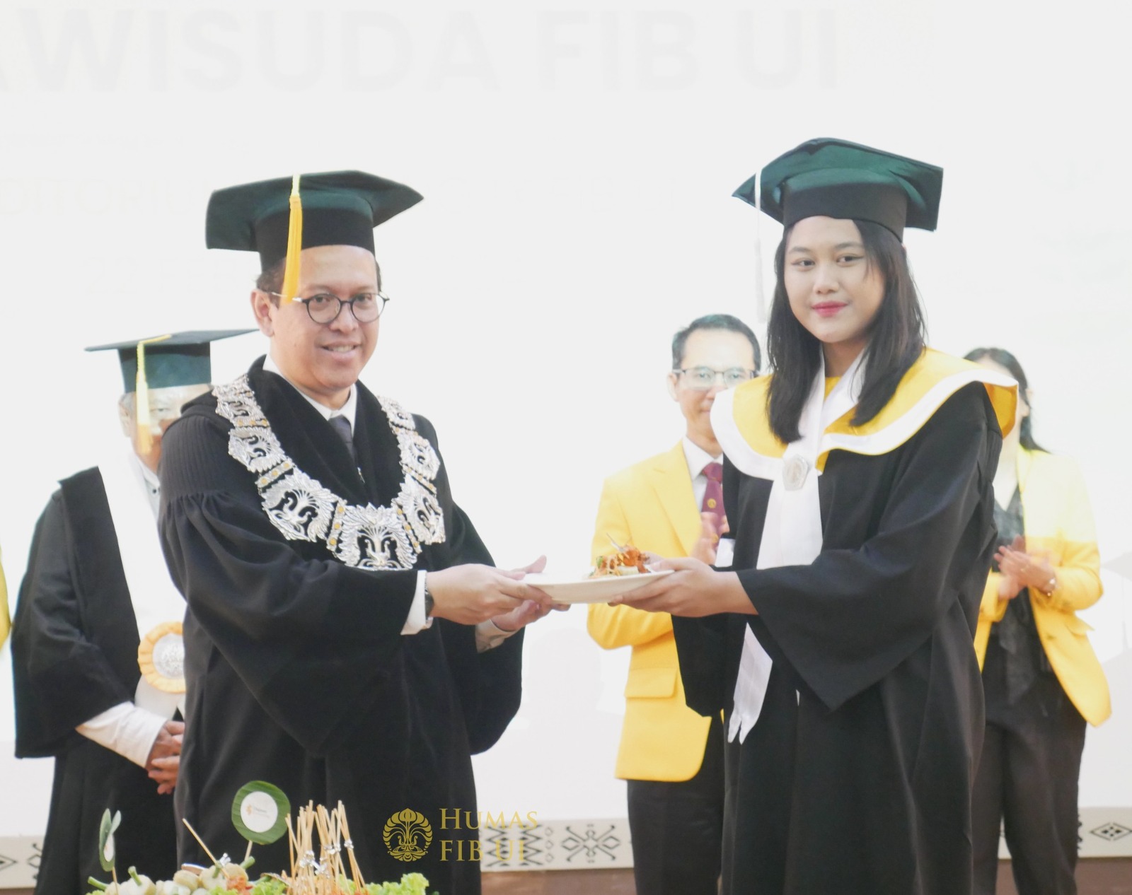FIB UI tahun ini mewisuda 358 orang, 16 summa cumlaude. Sebanyak 15 orang SI dan 1 S3. dok FIB UI. Dian Sastrowardoyo Lulusan FIB UI jadi Garda KebudayaanÂ