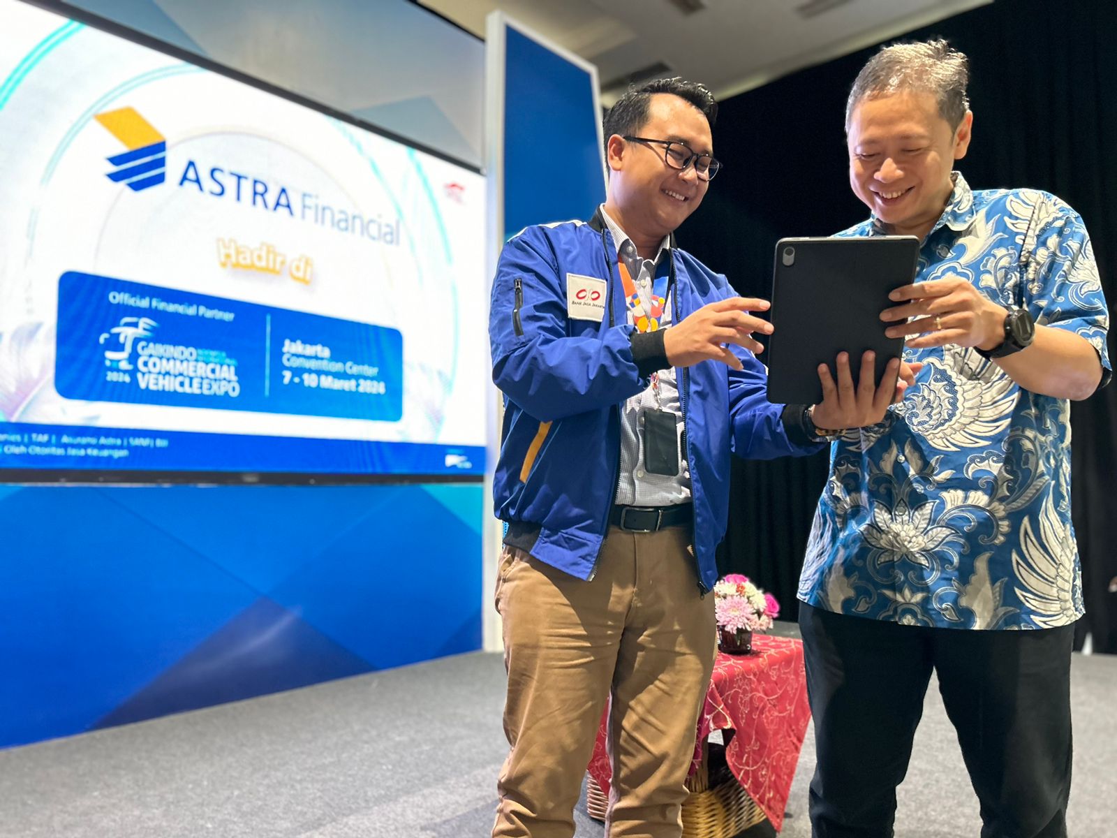 Branch Manager PT Bank Jasa Jakarta, Surya Lumantau (kiri) dan Direktur Direktur PT Ardya Prima Internusa, Eduard Winata (kanan) pada Astra Financial Talk di GIICOMVEC terkait bagaimana BJJ membantu pertumbuhan bisnis nasabahnya yang berlangsung di Jakarta Convention Center (JCC) pada Kamis, 7 Maret 2023. dok. Astra Financial. Astra Financial Talk di GIICOMVEC 2024: Dari BJJ Untuk Nasabah Setia