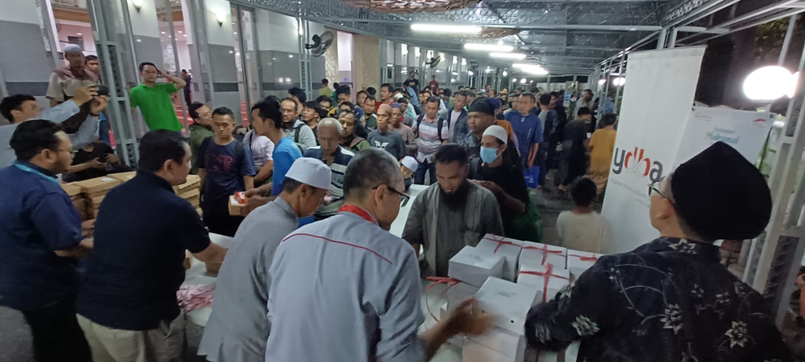 UMKM Kuliner binaan Lembaga Pengembangan Bisnis (LPB) Cakung yang didirikan Astra melalui Yayasan Dharma Bhakti Astra (YDBA) dan PT United Tractors Tbk.(UTD), Zubaidah Isnani (tengah) menunjukkan produk kulinernya kepada Head of Communication & Information System YDBA, Rahmat Handoyo (kanan) dan Kepala Divisi Administrasi & Keuangan YAA, Rahmat Hidayat (kiri) di Masjid Astra, Jakarta, Senin (1/4/2024). dok. ist. Kolaborasi YDBA-YAA Fasilitasi UMKM Kuliner Binaan Pasok Menu Berbuka