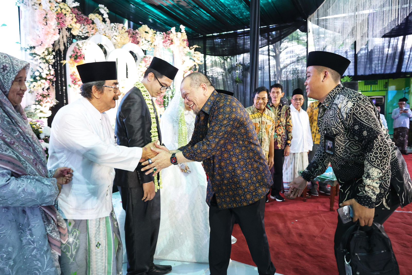 Ketua DPD LaNyalla Mahmud Mattalitti menghadiri acara ngunduh mantu Rofik Mahdi Ubab (Gus Rofik), putra ulama kharismatik asal Rembang, Jawa Tengah, KH Abdullah Ubab Maimoen dari Pondok Pesantren Al-Anwar Sarang, Rembang. Gus Rofik menikahi Bilqis Choliliya (Ning Bilqis), putri KH M Abdul Hakim Chollil dari Pondok Pesantren Sunan Plumbon, Temanggung, Jawa Tengah. Pesan Ketua DPD ke Pasangan Gus Rofik-Ning Bilqis, Teladani Rasulullah