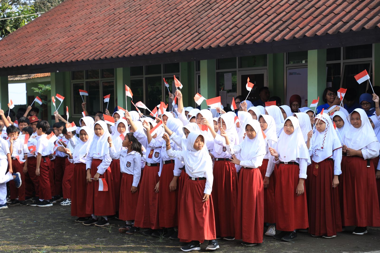 BRI Peduli Salurkan Bantuan CSR di SDN 01 dan 02 Gunung Geulis Bogor