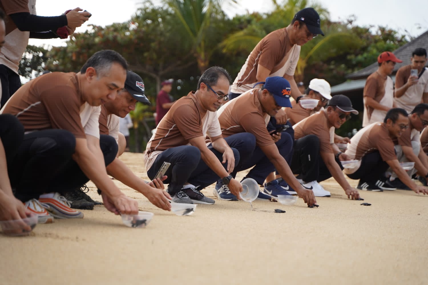 Perkuat Komitmen ESG, Finnet Lepas Tukik di Pantai Nusa Dua Bali