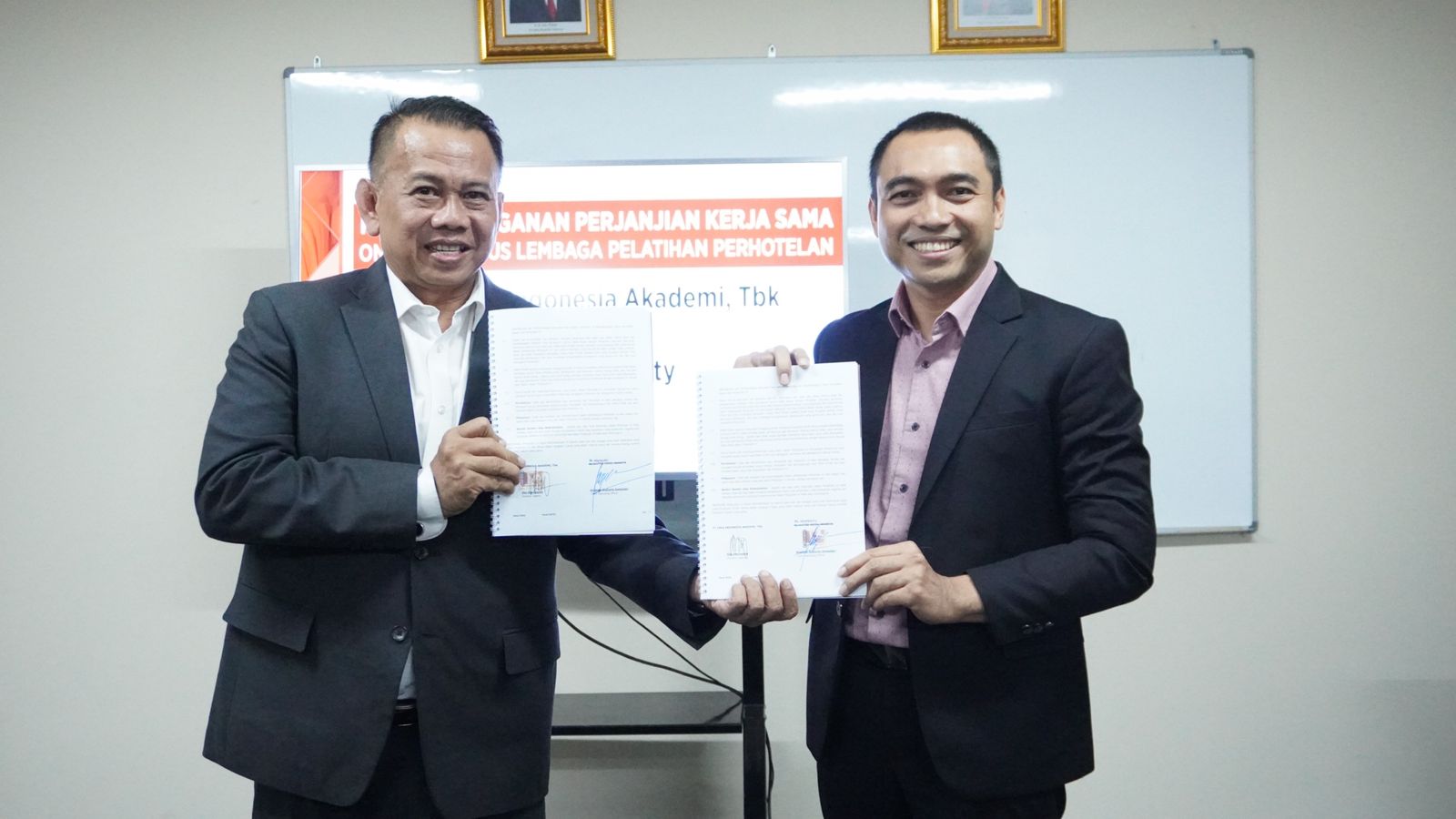 Kiri-kanan: Angkoso Budiarto Soekadari, Chief Operating Officer Ra Hospitality dan Eko Desriyanto Direktur Utama PT Idea Indonesia Akademi, Tbk. dok. ist. Buka Cabang ke-8, IDEA Gandeng Hotel Bintang 5 Ra Suite Simatupang