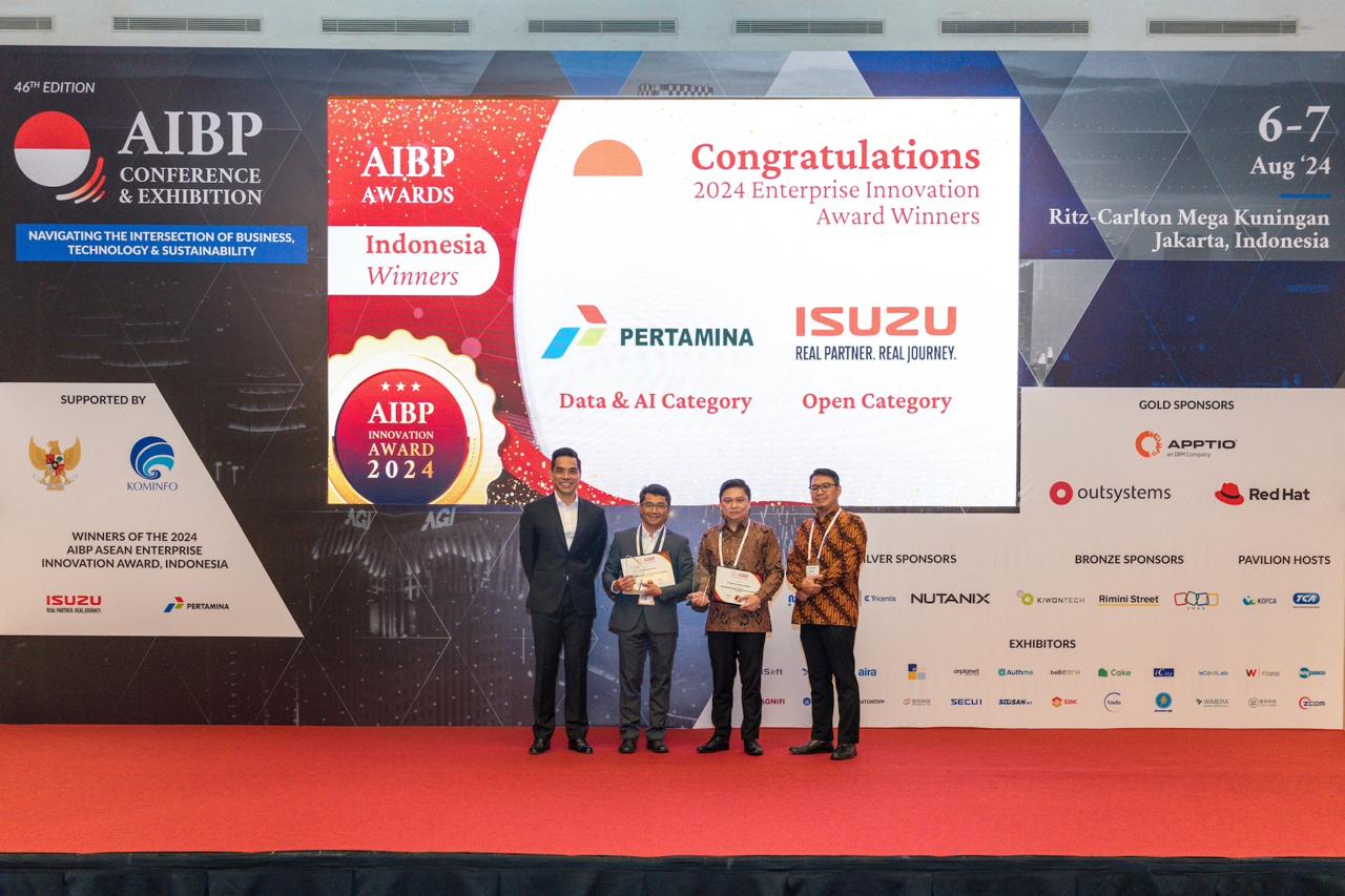 Kiri-Kanan: Irza Suprapto, CFA (CEO, AIBP), Sigit Pratopo, SVP Integrated Enterprise Data and Command Centre, Pertamina, Yusak Kristian Solaeman, President Director, Isuzu Astra Motor Indonesia, dan Chairul Saleh, Asisten Deputi Peningkatan Produktivitas Tenaga Kerja (PPTK) Kemenko Perekonomian Republik Indonesia. dok. ist. Pertamina dan Isuzu Astra Raih AIBP Enterprise Innovation Award 2024