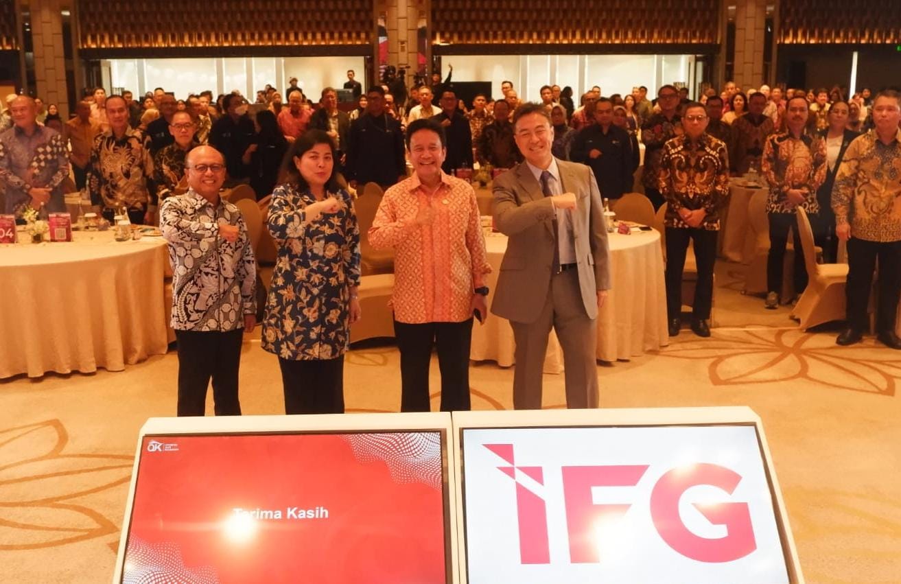 Wakil Ketua Dewan Komisioner Otoritas Jasa Keuangan (OJK) Mirza Adityaswara (kedua dari kanan), Asisten Deputi Bidang Jasa Asuransi dan Dana Pensiun Kementerian BUMN Hendrika Nora Osloi Sinaga (kedua dari kiri) didampingi oleh Komisaris Utama Indonesia Financial Group (IFG) Fauzi Ichsan (kanan), serta Direktur Utama IFG Hexana Tri Sasongko (kiri) secara resmi membuka Acara IFG Conference 2024 di Jakarta, Selasa (15/10). IFG Conference 2024 Resmi Digelar