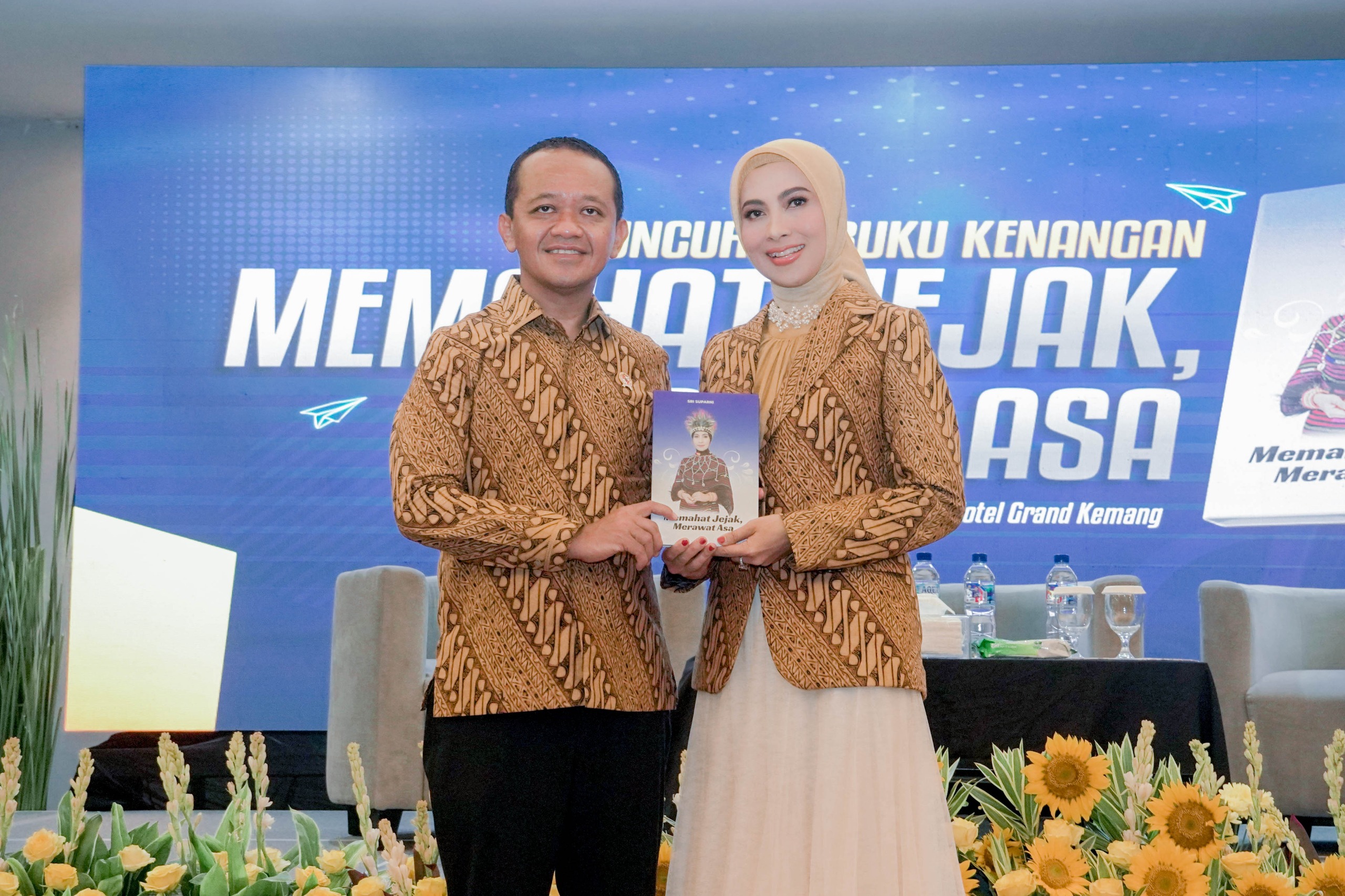 Istri Menteri ESDM Bahlil Lahadalia, Sri Suparni di tengah-tengah ibu-ibu istri para menteri Kabinet Indonesia Maju, dalam peluncuran bukunya “Memahat Jejak, Merawat Asa” di Hotel Grand Kemang, Jakarta Selatan, Jumat (18/10/2024). dok. ist. Peluncuran Buku Kenangan Istri Bahlil, Memahat Jejak, Merawat Asa