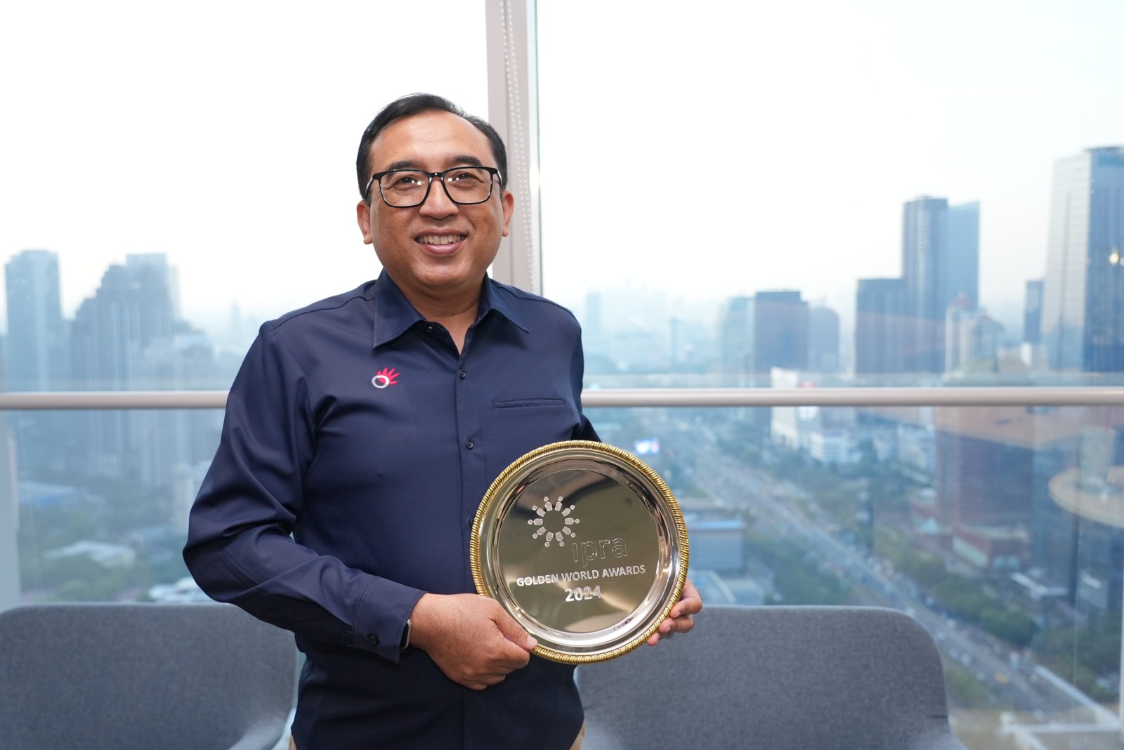VP Corporate Communication Telkom, Andri Herawan Sasoko menerima penghargaan pada ajang Golden World Award 2024 yang diselenggarakan oleh International Public Relations Association (IPRA) pada kategori “Social Media In House” untuk kampanye komunikasi “Enhancing Awareness of the Importance of SME Transformation to Drive Indonesia's Digital Economic Growth through the 'Unseen Heroes' Video Campaign”. Dok. Telkom. Telkom Raih Golden World Award 2024, dari Ajang Internasional IPRA