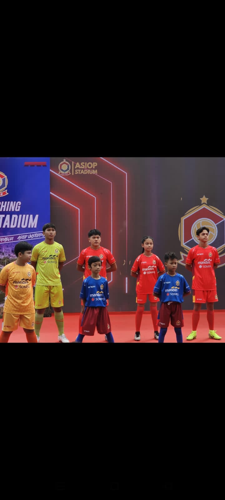 Direktur PT Sompo Insurance Indonesia (Sompo), Yolanda Widjaja (kiri), dan Chairman ASIOP, Ade Wellington (kanan), saat seremonial peluncuran jersey baru ASIOP di Jakarta, Sabtu (18/1/2025). Peluncuran ini sekaligus menekankan dukungan Sompo Indonesia dalam mendorong hidup yang lebih sehat bagi generasi muda melalui olahraga serta menggugah kesadaran untuk masa depan yang lebih baik. Dok. Ist. ASIOP Resmikan Stadion Kebanggaan dan Jersey 2025 Produksi Erspo