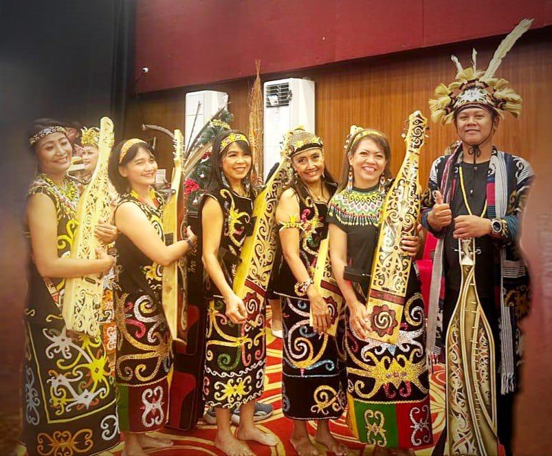 Slaras menampilkan beberapa anggota nya yang tidak hanya menari Datun Julud, namun juga memainkan Sape mengiringi tarian tersebut. DOK/ISTIMEWA SlarasBudaya Pada Perayaan Natal Warga Kalimantan se-Jabodetabek