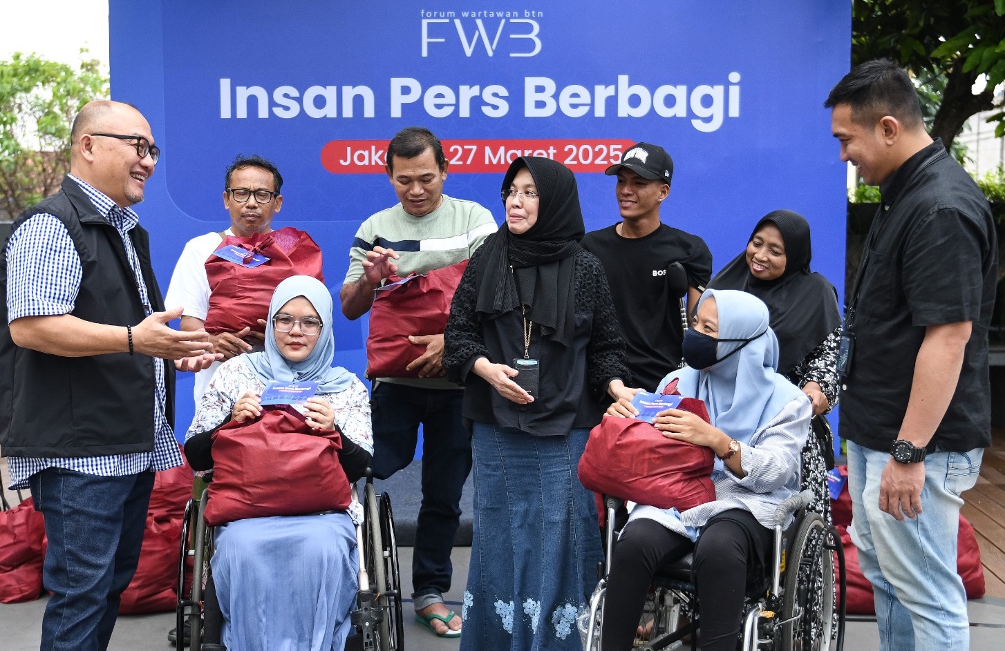 Berbagi, BTN dan Insan Pers Sebar Ratusan Sembako Jabodetabek