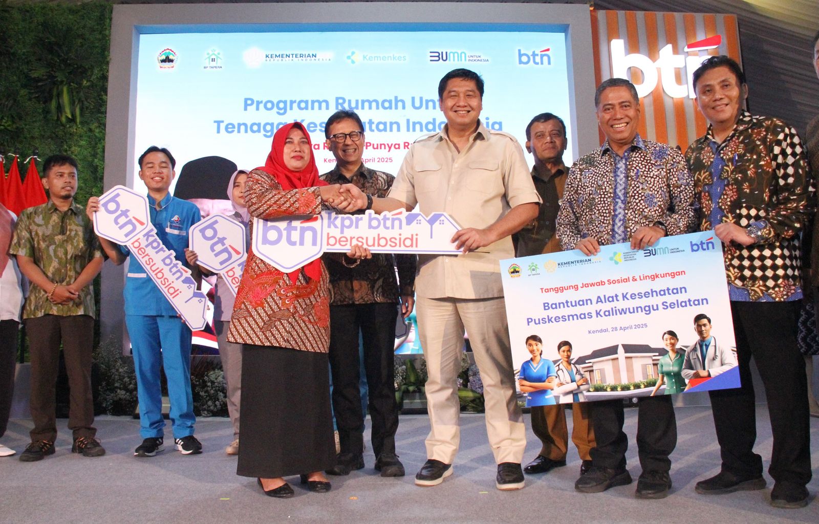 Menteri PKP Ara, Menkes Budi Sadikin, dan Irwandi Gafar dalam peluncuran program rumah untuk nakes indonesia. FOTO - ISTIMEWA Peduli Nakes, BTN Siapkan 30 Ribu Unit Hunian Subsidi