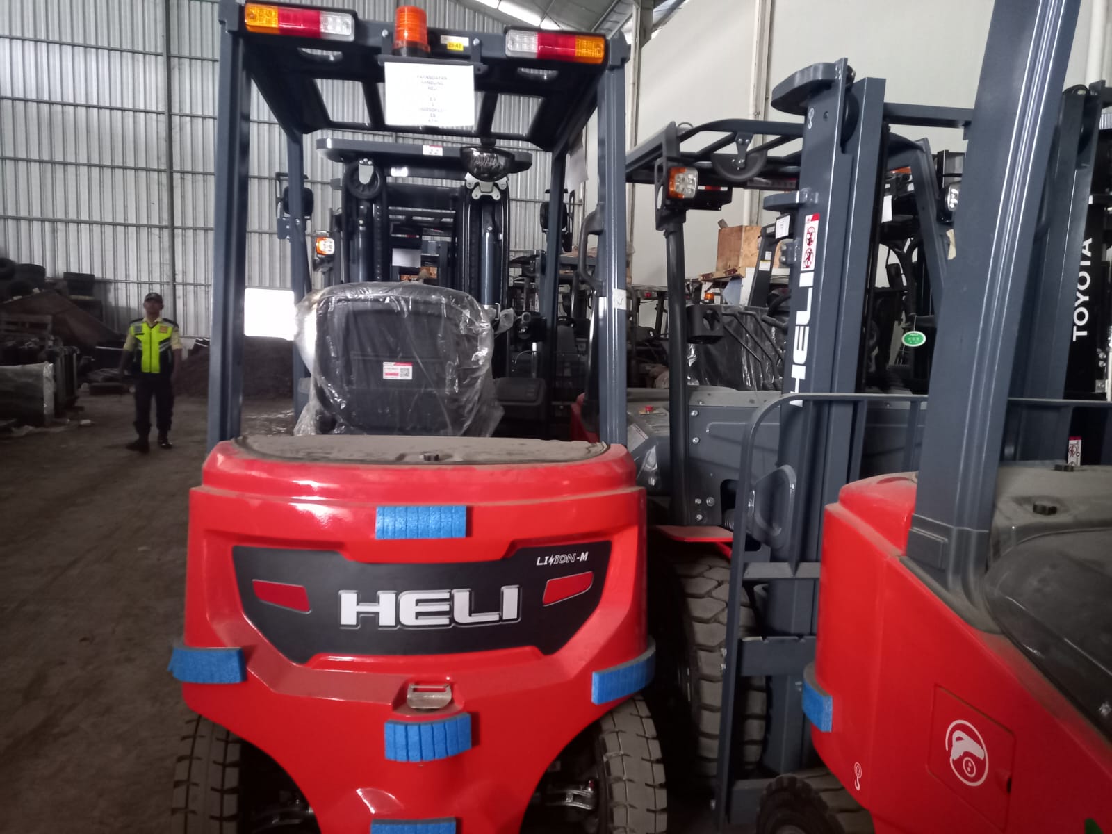 Forklift di workshop PT Sarana Mitra Luas Tbk (SMIL). Foto/Rizki Emitennews Sarana Mitra Luas (SMIL) Bukukan Penjualan Rp100,44 Miliar di Q1-2025