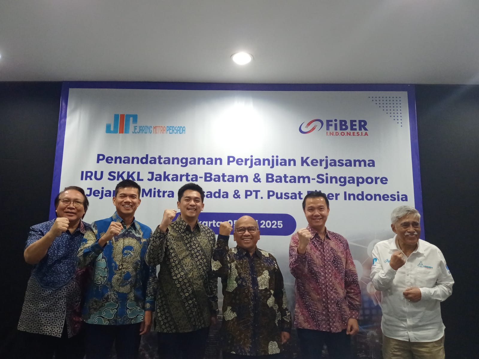 Penandatanganan MoU antara PT Sinergi Inti Andalan Prima Tbk (INET) melalui anak usahanya, PT Pusat Fiber Indonesia, dan PT Jejaring Mitra Persada (JMP), entitas dari PT Ketrosden Triasmitra Tbk (KETR) untuk pembangunan kabel laut Jakarta-Singapore. Foto/ Rizki EmitenNews.com Investasi USD20 Juta, INET Punya Kabel Laut Jakarta-Batam-Singapore