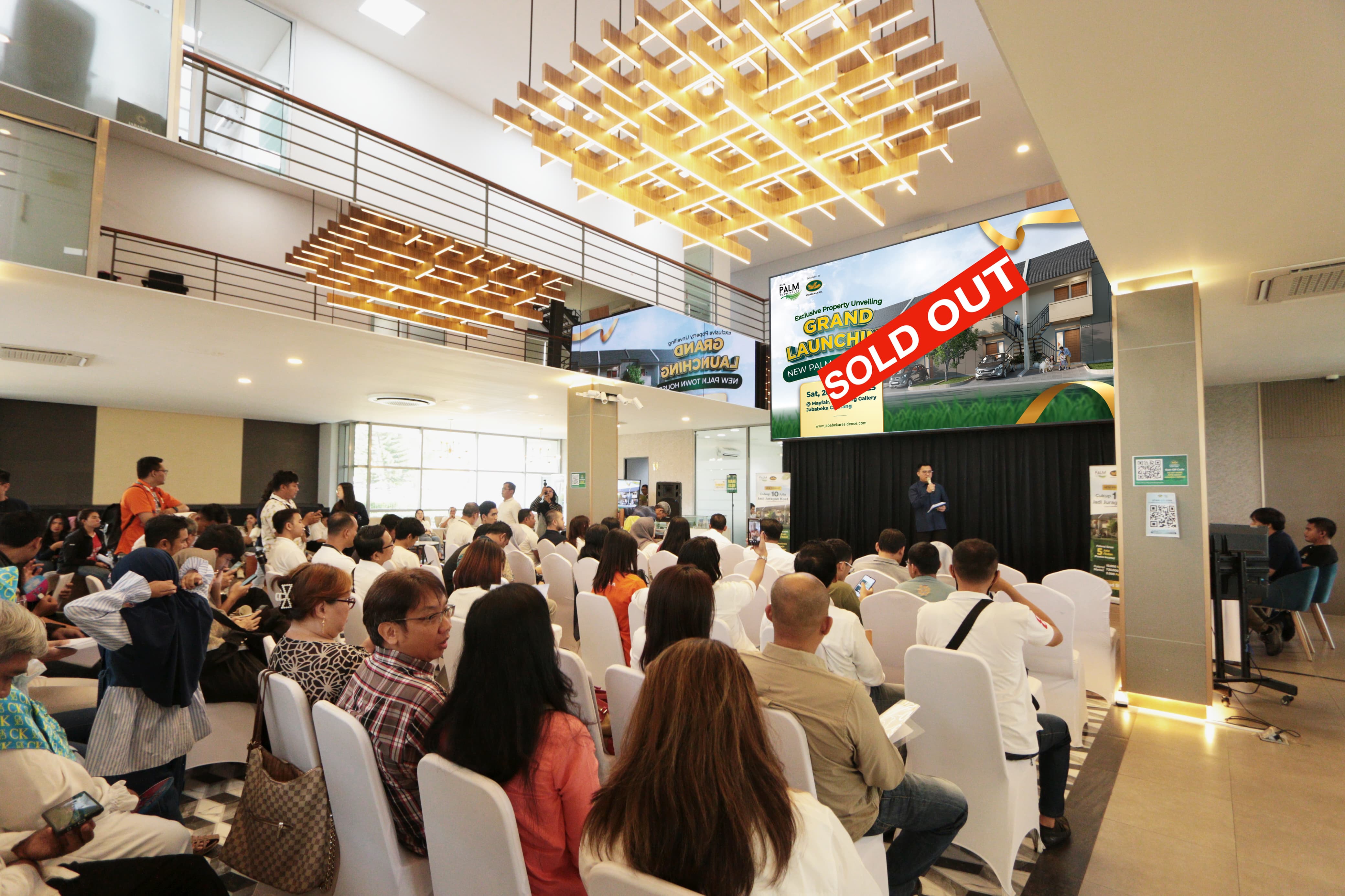 President Director PT Graha Buana Cikarang, Ivonne Anggraini mengungkapkan New Palm Town house menawarkan tipe 40/45. Hunian 2 lantai ini memiliki 3 kamar tidur dengan dua kamar mandi dan sudah dilengkapi dengan carport. Dok. Ist. Anak Usaha Jababeka (KIJA) Ajak Bisnis Kosan di New Palm Town House