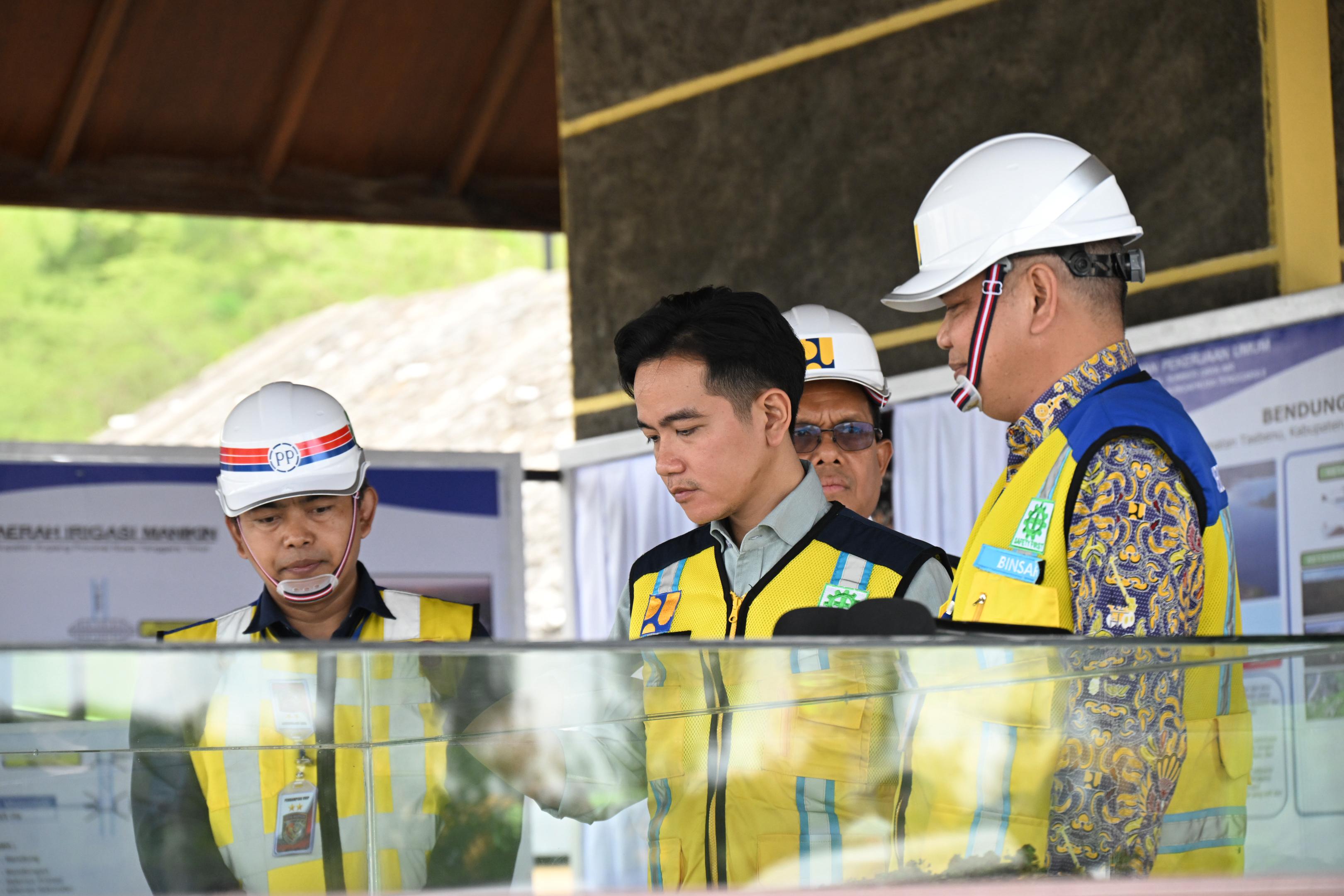 Wakil Presiden RI, Gibran Rakabuming Raka tinjau progres bendungan manikin. DOK/PTPP Dipantau Wapres Gibran, Proyek Garapan PTPP Catatkan Progres Positif