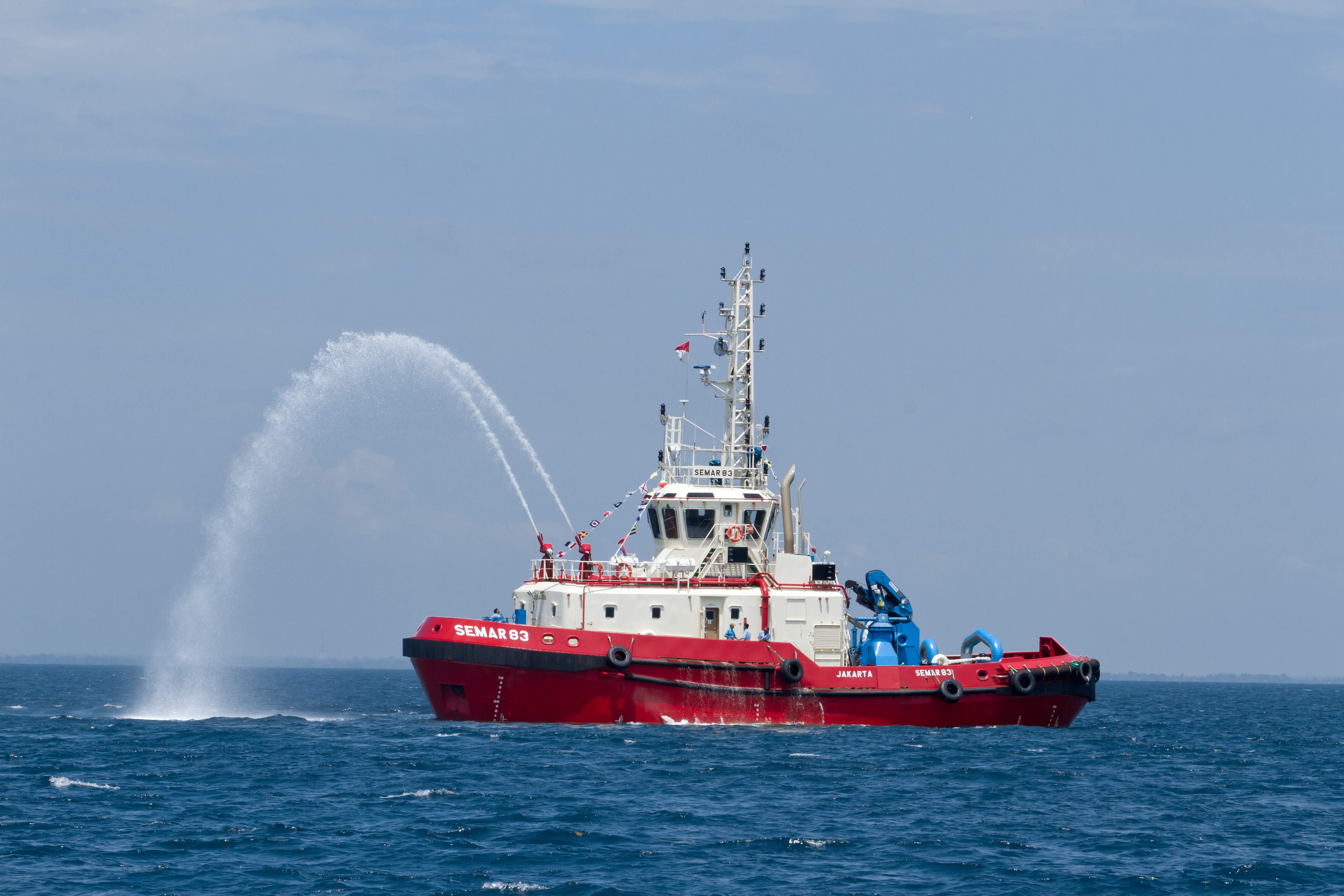 Sejumlah pekerja tengah mengecek instalasi armada kapal perseroan. FOTO - ISTIMEWA Melejit 36 Persen, HUMI Kuartal I-2025 Raup Laba USD3,16 Juta