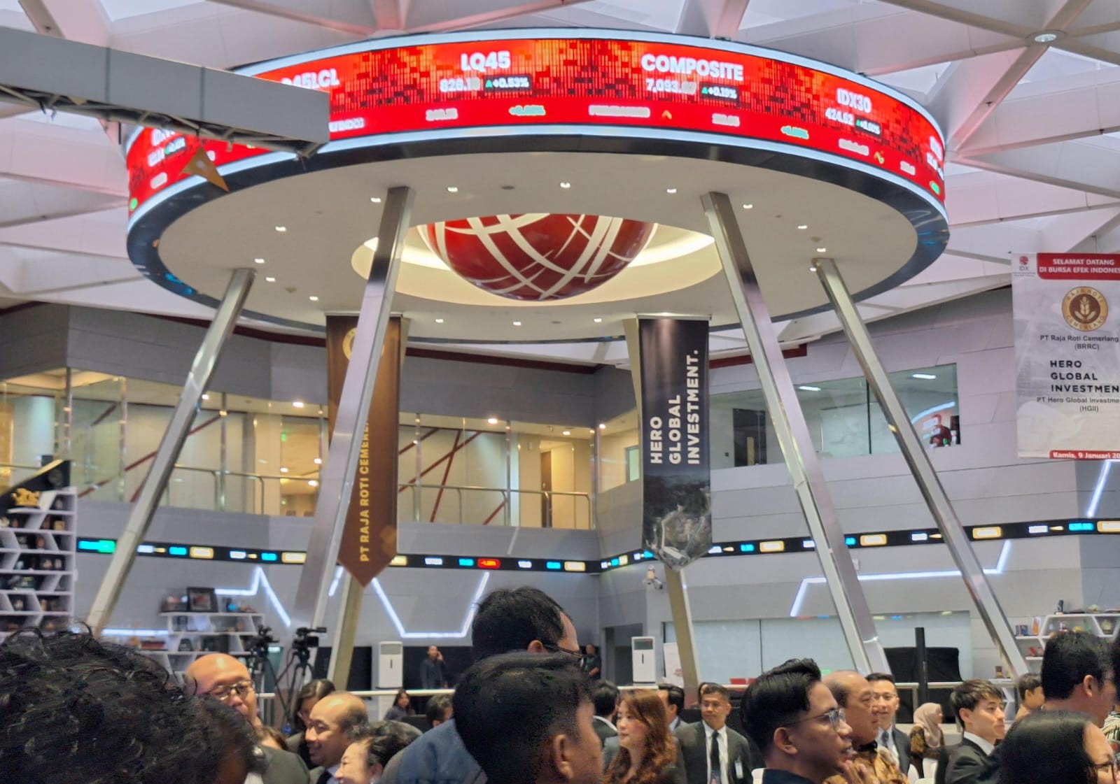 Lantai perdagangan saham di BEI. BEI Akhirnya Buka Suspensi Saham Ini