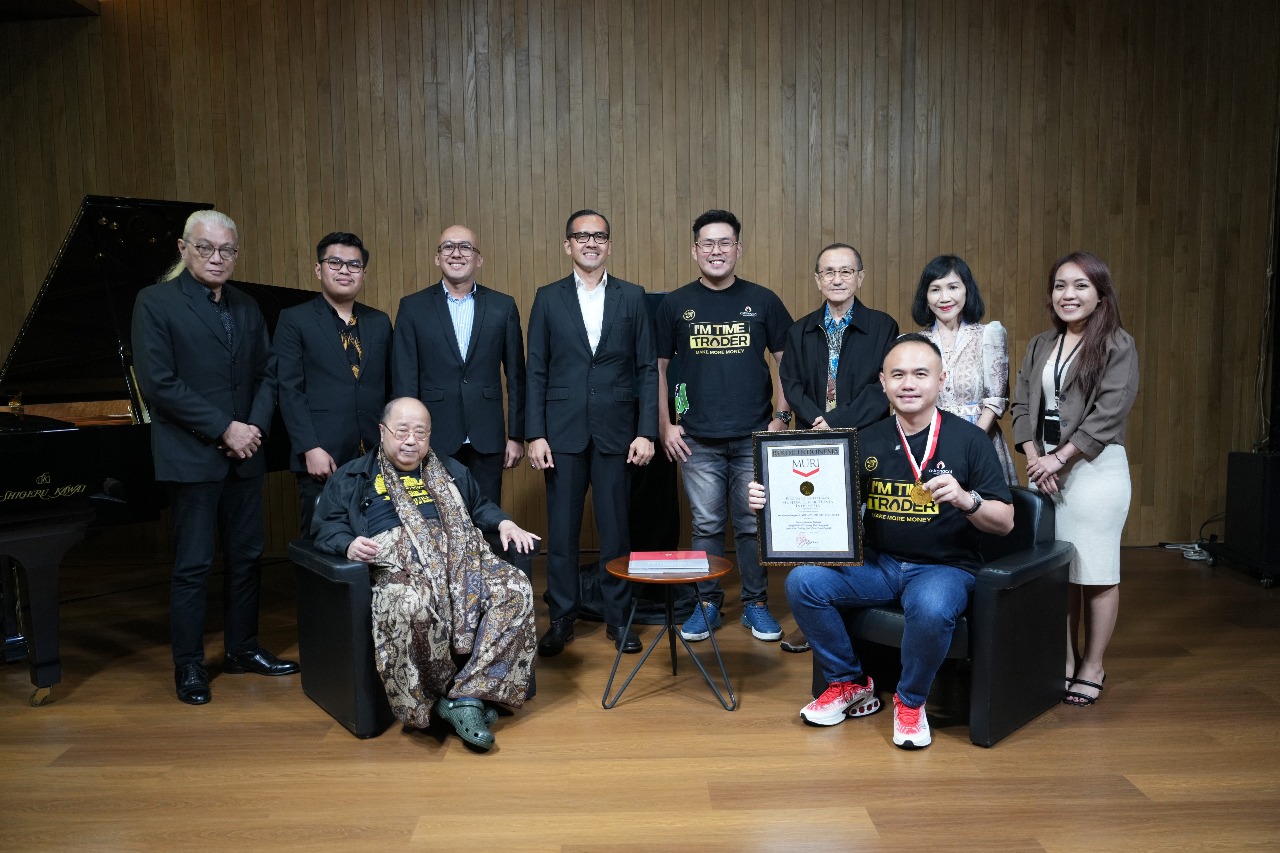 Gema (kanan) bersama Jaya Suprana kala menerima penghargaan dari MURI. FOTO - ISTIMEWA Sabet Rekor MURI ke-8, Gema Bantu Trader Profit 100 Persen