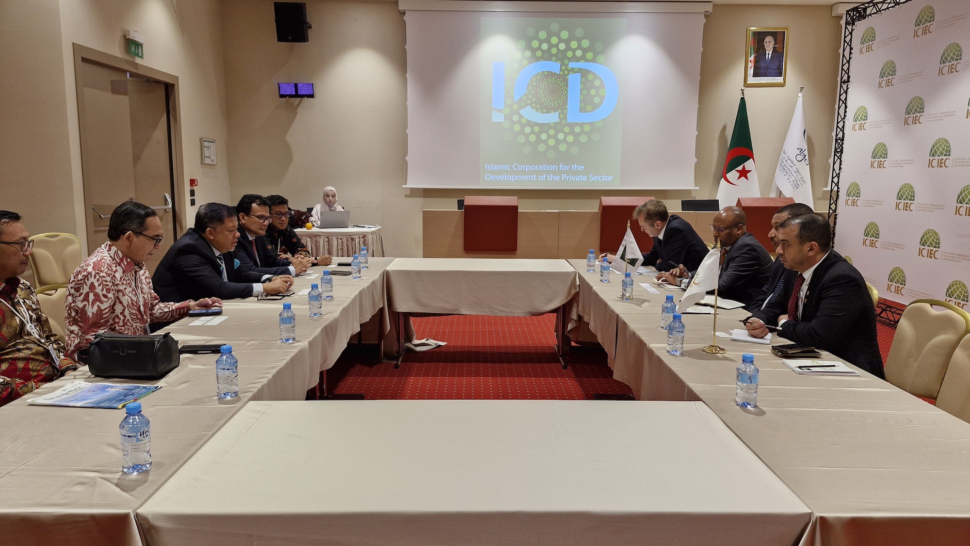 Delegasi indonesia berfoto bersama Islamic Development Bank di Aljir, Aljazair. FOTO - ISTIMEWA Jelang Spin Off, BTN Syariah Jajaki Kerja Sama dengan IsDB