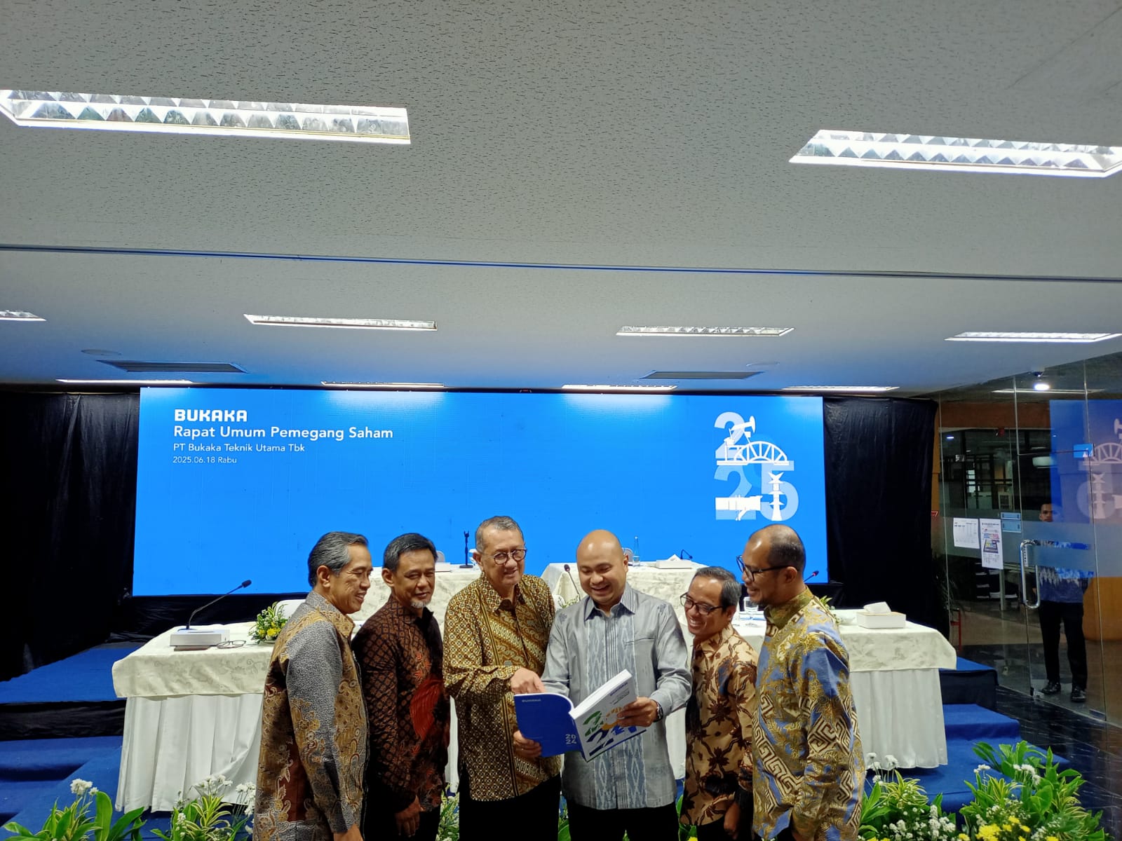 Dari kiri ke kanan: Ade Nurkholis (Direktur Operasional BUKAKA), Didin Saepudin (Direktur Marketing), Irsal Kamarudin (Direktur Utama), Afifuddin Suhaeli (Direktur Keuangan), Budi Hartono (Direktur Portofolio), direktur Teguh Wicaksana Sari. Dok. Ist. Sepanjang 2024, Bukaka Teknik Utama (BUKK) Catat Laba Rp512,44 Miliar
