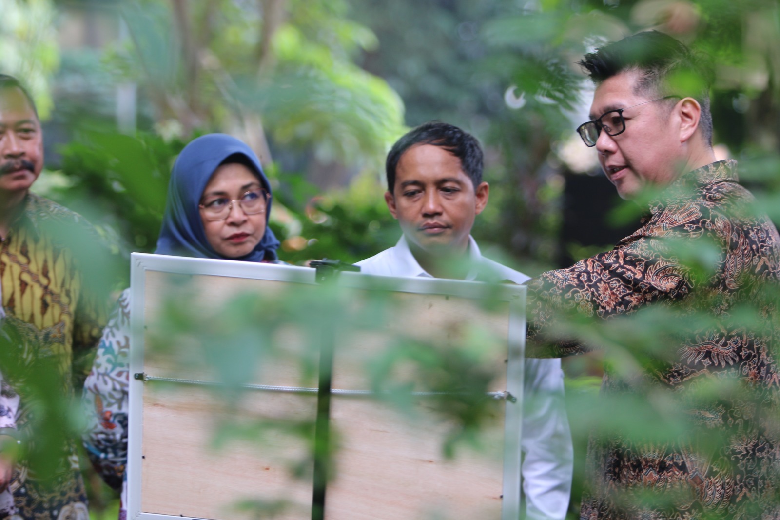 Menteri Kehutanan Raja Juli Antoni kala menandatangani plakat Pusat Persemaian Mentawir garapan ITM. FOTO - ISTIMEWA ITM Serahkan Pusat Persemaian Mentawir kepada Pemerintah
