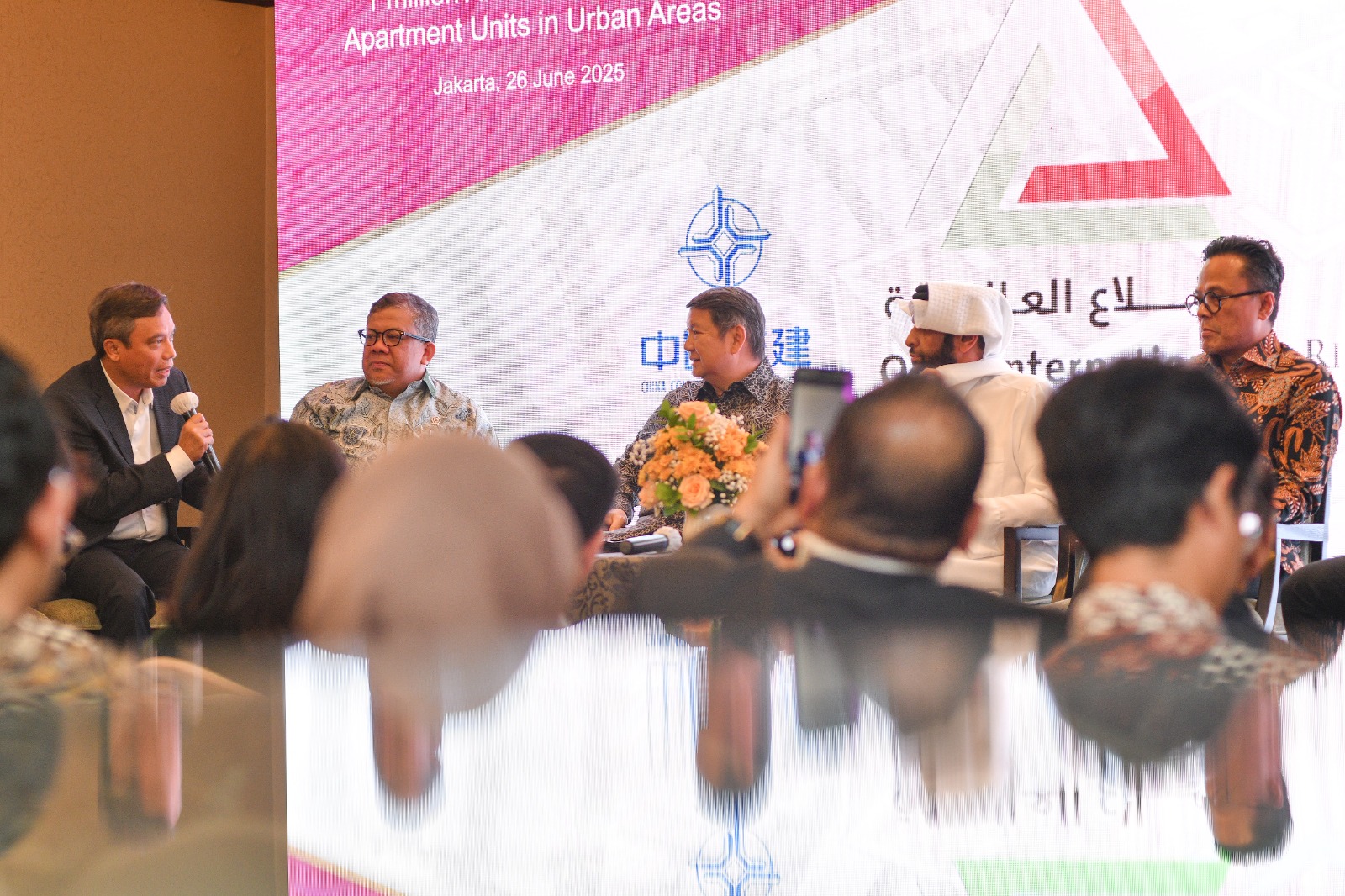 Ketua Satuan Tugas (Satgas) Perumahan Hashim Djojohadikusumo (tengah) kala menjelaskan visi dan misi pemerintah rezim Prabowo-Gibran dalam menyediakan hunian layak naik masyarakat miskin. FOTO - ISTIMEWA Investor Qatar Bangun Rumah Rakyat, Ini Bentuk Dukungan BBTN