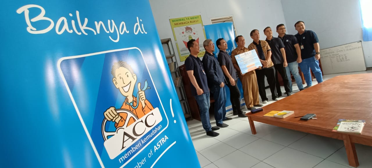 Ki-Ka : AR Management Head ACC Serang Acep Hendri, Regional Retail Operation Business Head DKI Jakarta Ferry Hidayat, Chief Human Capital Officer ACC Fredericus Radix Wikanto, Kepala Sekolah SMPN 1 Leuwidamar Kurnia Pamundar, Chief Operating Officer-Secretary Yayasan Astra-YPA MDR Wedijanto Widarso, EVP Corporate Communication ACC Riadi Prasodjo, Branch Manager ACC Serang Arif Hidayat dan Customer Retention & Service Head ACC Serang Viktor Anindya. Grup Astra ACC Hadirkan Harapan Baru untuk Pendidikan