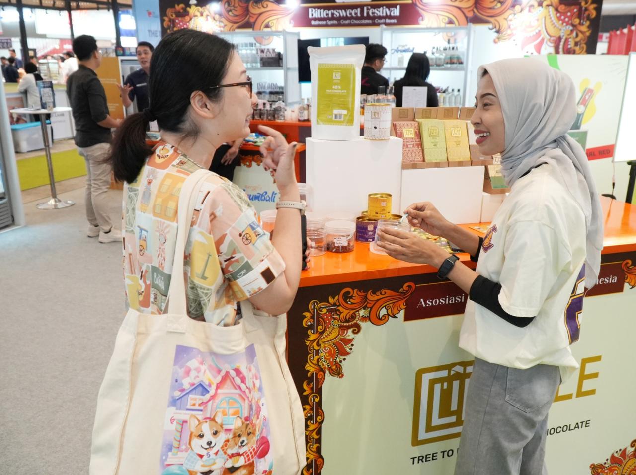 L`île Chocolate merupakan bagian dari PT. Sumatra Coklat, sebuah usaha cokelat asal Padang yang mengusung konsep tree-to-bar, yaitu mengolah kakao dari hulu ke hilir secara mandiri. Seluruh proses produksi, mulai dari memasok bahan kakao hingga pengemasan akhir, dilakukan di Sumatera Barat, dengan melibatkan banyak petani lokal sebagai mitra. Dok. Ist. UMKM Binaan BRI Ini Buktikan Produk Lokal Eksis di Kancah Global