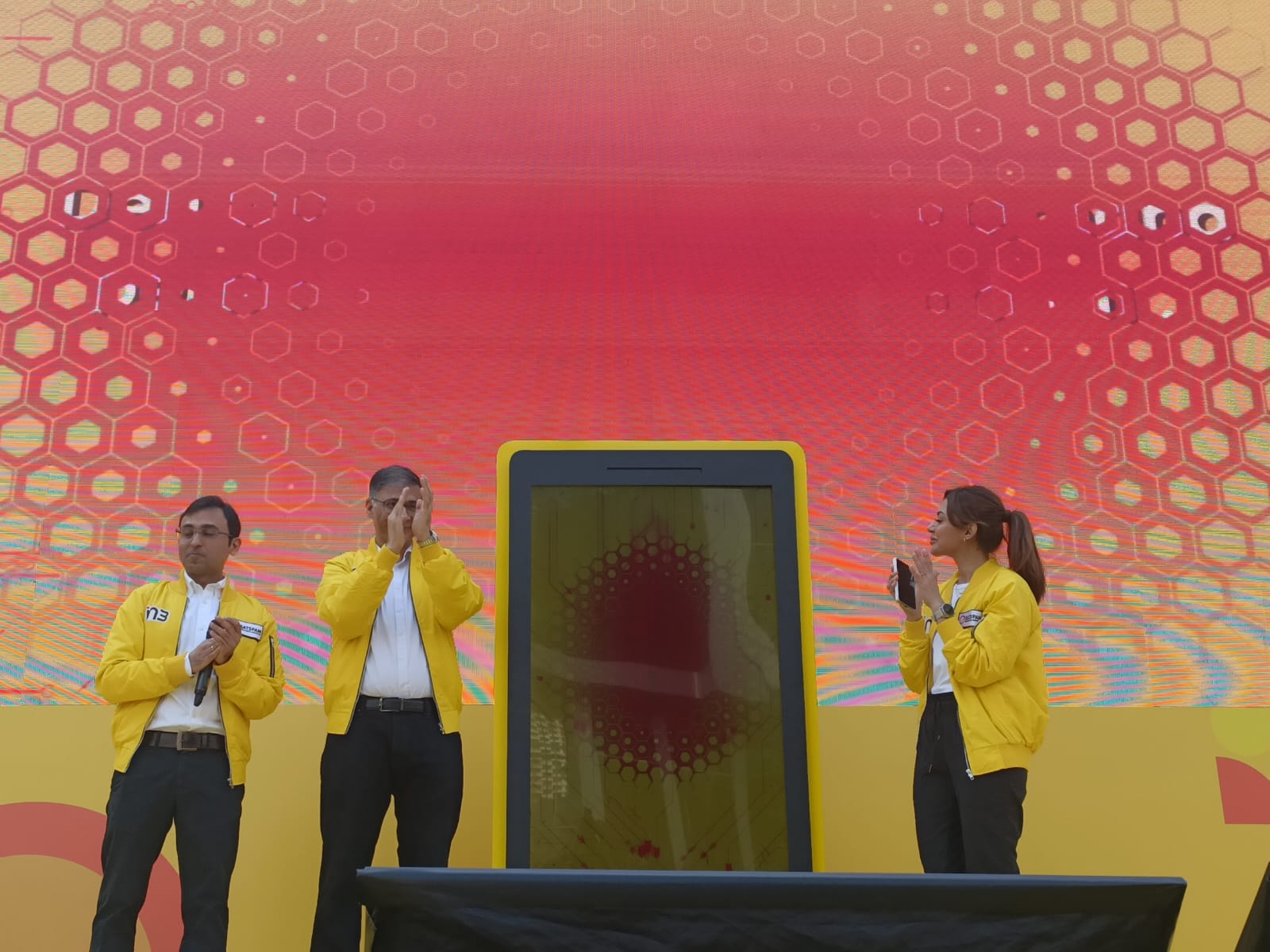 (ki-ka) Bilal Kazmi Director & Chief Commercial Officer Indosat, Najwa Shihab Brand Ambassador dan Vivek Mehendiratta Chief of Marketing Indosat saat peluncuran kampanye terbaru IM3, gerakan #NomorModusNoMore, untuk memberantas Spam dan Scam di Indonesia. yang berlangsung hari ini, Minggu (10/08). Indosat IM3 Rilis Fitur Perlindungan Berbasis AI
