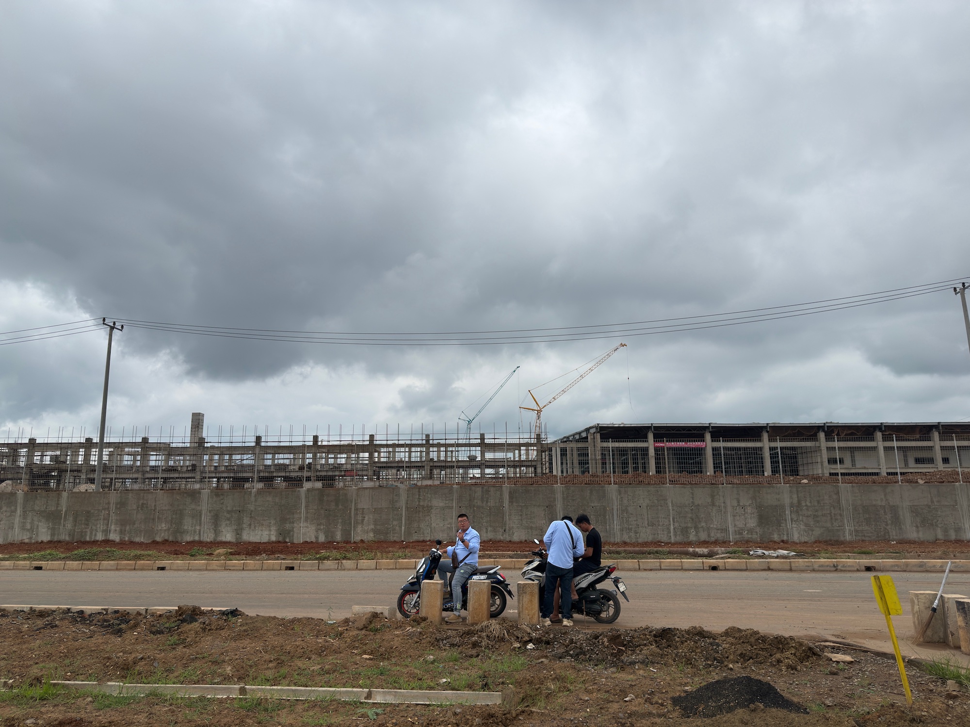 Tampak para pekerja menaiki sebuah kendaraan di area Kawasan Industri Subang Smartpolitan. FOTO - ISTIMEWA Mesin Pertumbuhan, SSIA Akselerasi Proyek Subang