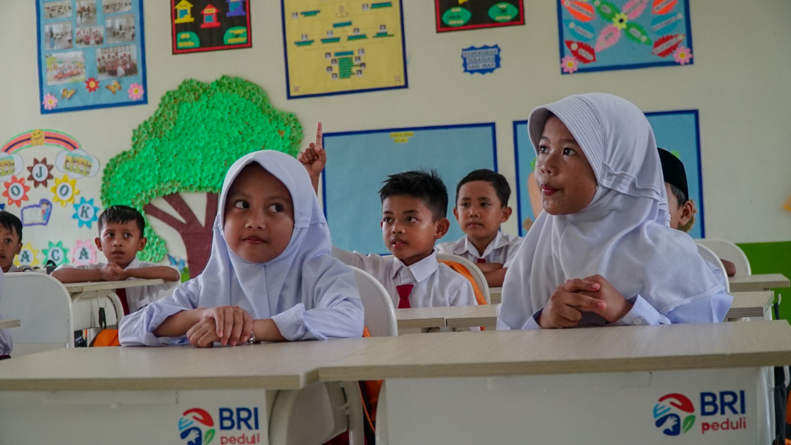 PT Bank Rakyat Indonesia (Persero) Tbk. (BBRI) senantiasa mengambil peran dalam mendukung upaya pemerintah mendorong peningkatan kualitas pendidikan di Tanah Air. Dok. BRI. Dorong Peningkatan Kualitas Pendidikan, BRI Salurkan Beasiswa Pelajar