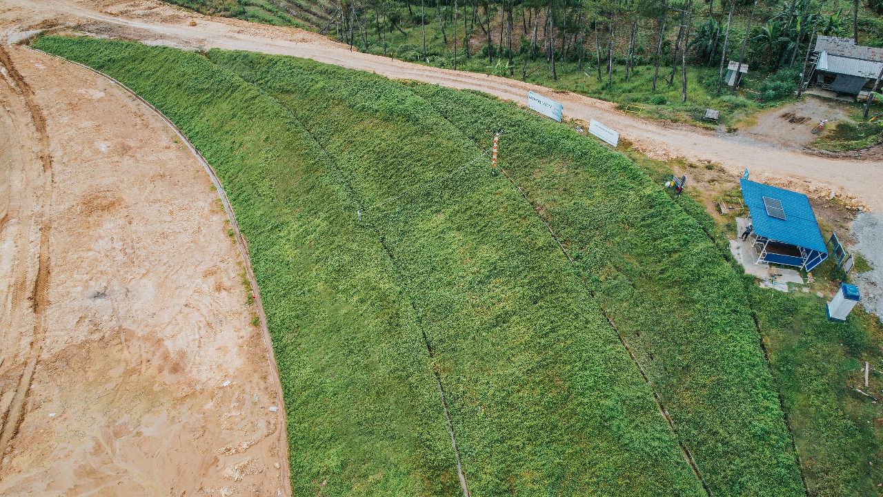 PTPP Terapkan Inovasi Hydroseeding di Proyek Bendungan Bagong Trenggalek; Komitmen PTPP sebagai Pionir Kontraktor Infrastruktur Hijau di Indonesia Ramah Lingkungan! Bendungan Bagong Adopsi Teknologi Hydroseeding