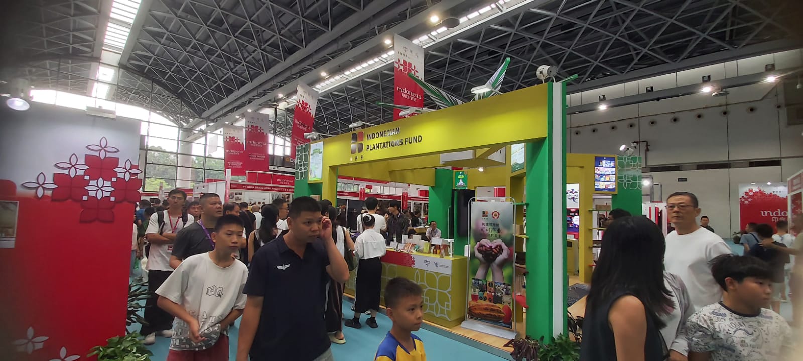 RAMAI - Sejumlah pengunjung termasuk mahasiswa Guangxi University antusias bertanya tentang sawit di booth BPDP di ajang CAEXPO-CABIS ke-22 17-21 September 2025 di NICEC, Guangxi. FOTO - ISTIMEWA Ramaikan CAEXPO-CABIS 2025, BPDPKS Perbesar Akses Pasar Tiongkok