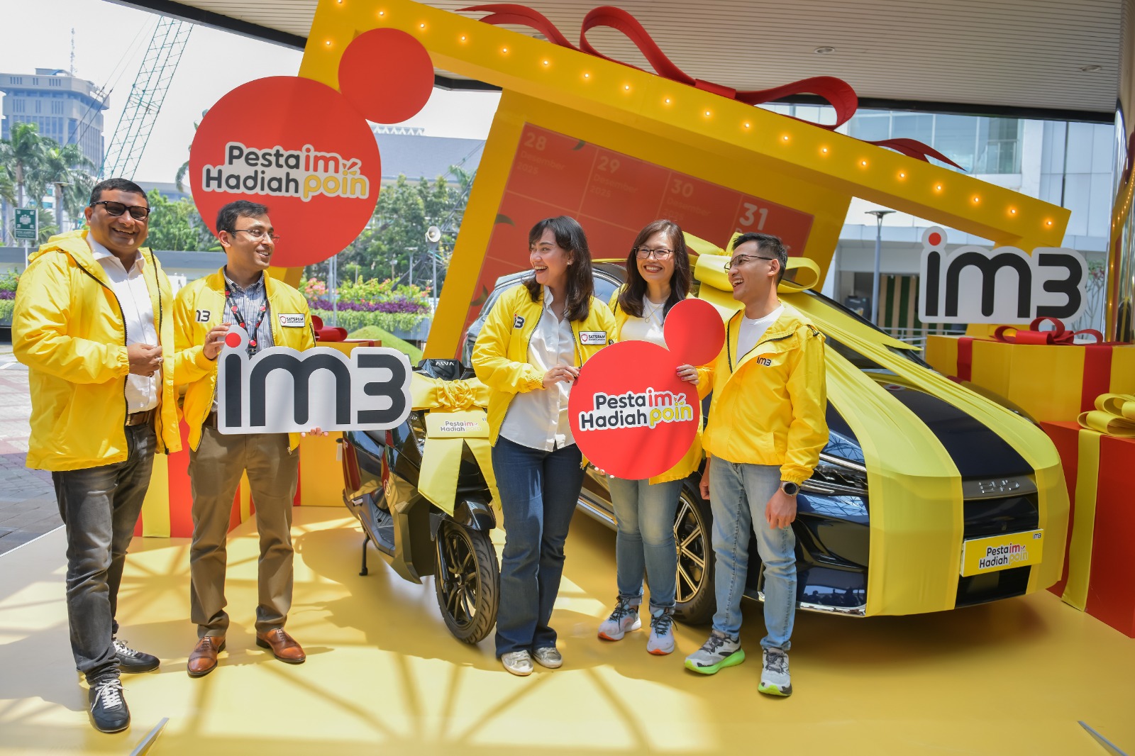 (ki-ka) Manish Kar - SVP-Head of High Value Growth Indosat, Vivek Mehendiratta - Chief Marketing Officer Indosat, Essy Cinta - SVP Head of National Brand IM3, Lucida Gloria - VP Head of Loyalty & Engagement Indosat dan Reginald Agustian – SVP Head of Digital Growth Indosat saat peluncuran program * Indosat M3 Suguhkan Pesta Hadiah 2025 untuk Pelanggan Setia