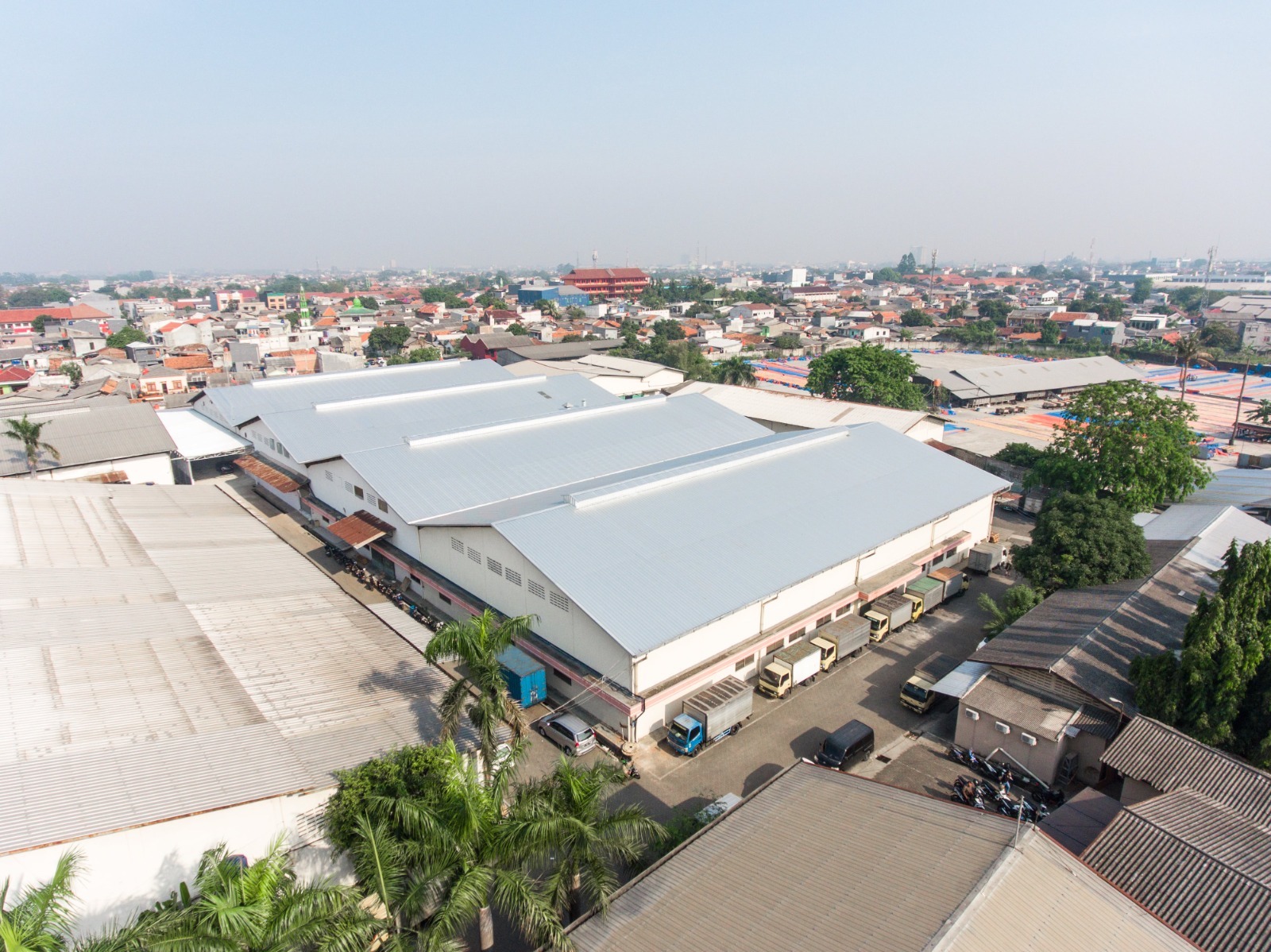 Petugas tengah mendata stok barang di gudang perseroan. FOTO - ISTIMEWA Bos GPSO Beber Rencana Divestasi, Investor Kakap Masuk?