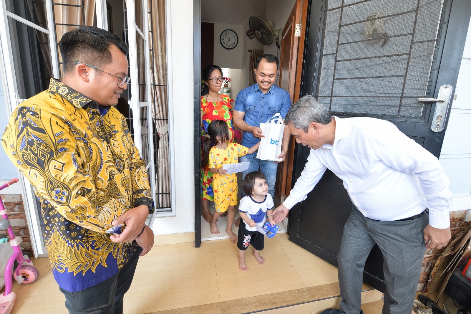 CEO BTN Nixon Napitupulu menyalami salah satu penerima KPR Subsidi. FOTO - ISTIMEWA Berkat BTN, Ratusan Ribu Orang Bisa Memiliki Rumah SubsidiĀ