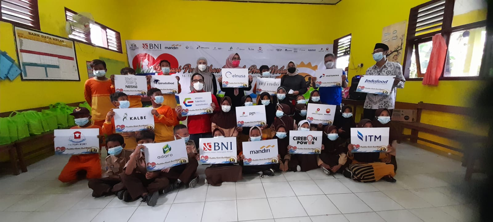 Komunitas JMI Berbagi Donasi Pendidikan Anak Nelayan di Serang Banten