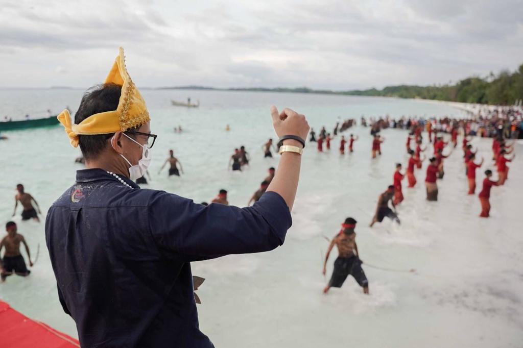 Sandiaga Uno Ajak Berwisata ke Pantai Ngurbloat, Ada Hamparan Pasir Sehalus Bedak