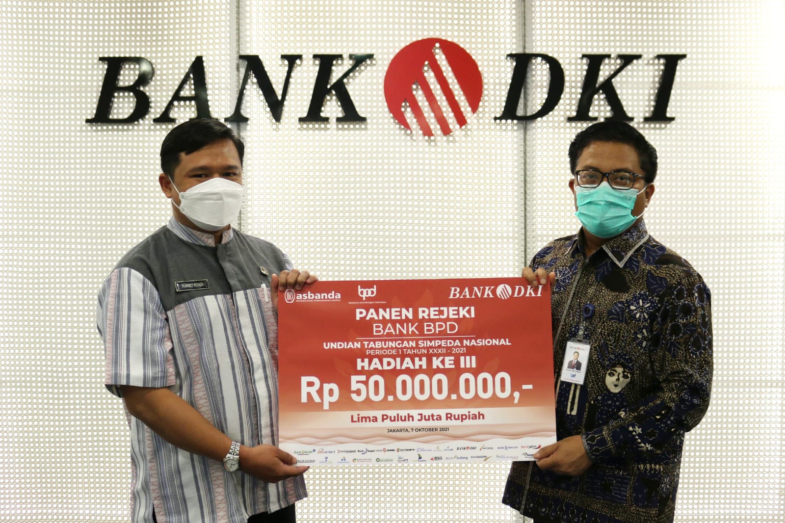 Bank DKI Serahkan Hadiah Undian Nasional Tabungan Simpeda BPD-SI