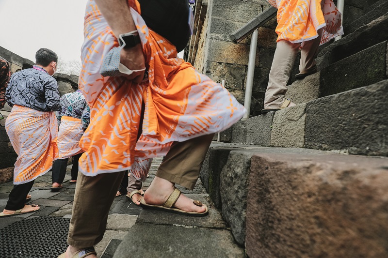PT TWC Siapkan Sandal Khusus Untuk Naik ke Candi Borobudur
